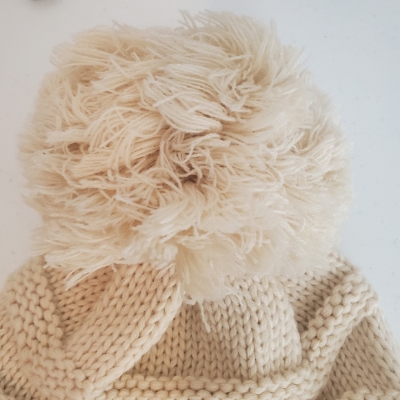 C.c. Cableknit Beanie Cream Acylic Winter Hat Pom Pom Knit Winter - Picture 5 of 6